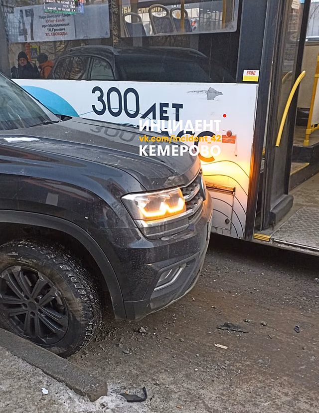 ДТП с участием иномарки и автобуса произошло на кемеровской улице