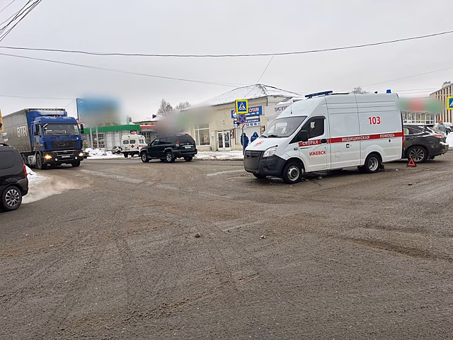 На перекрёстке улиц Азина и Областной в Ижевске «ВАЗ» столкнулся со скорой помощью