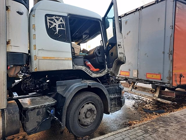 На Дзержинского под кабиной грузовика погиб мужчина