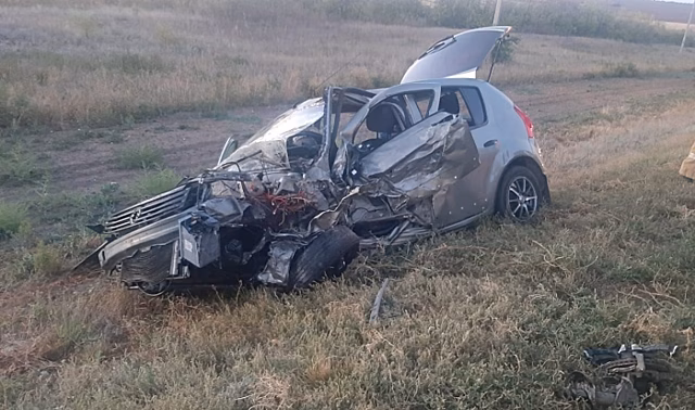 В ДТП под Волгоградом пострадали двое мужчин из сплющенного автомобиля