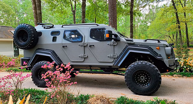 На продажу выставили канадский броневик Gurkha