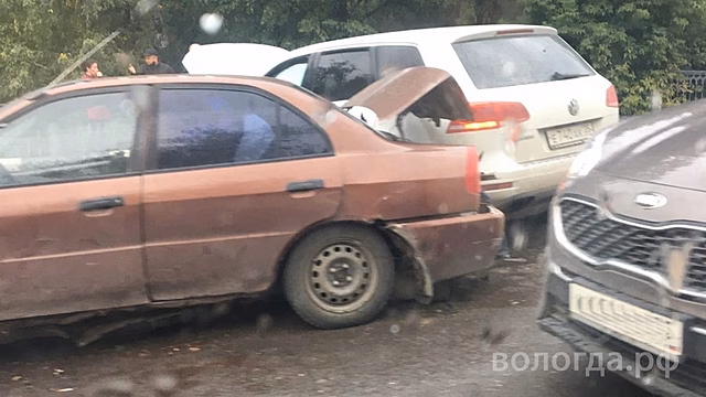 Два человека пострадали при лобовом столкновении на ул. Герцена в Вологде
