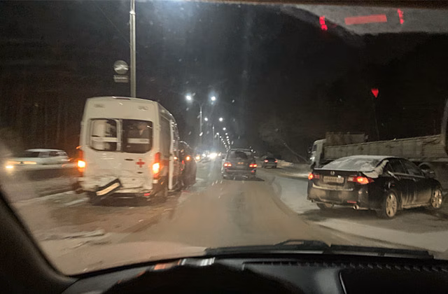 Машина скорой помощи попала в тройное ДТП в Академгородке