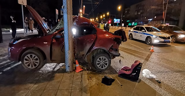 Смертельное ДТП на Красном проспекте: черная Camry отправила Rio в столб