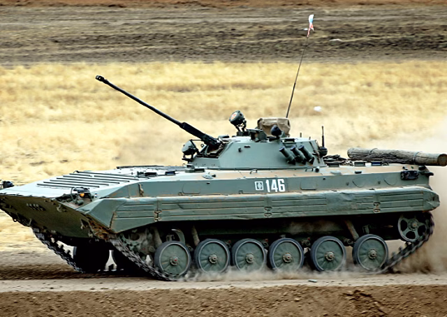 Военнослужащие мотострелкового соединения ЦВО совершенствуют навыки вождения бронетехники под Оренбургом