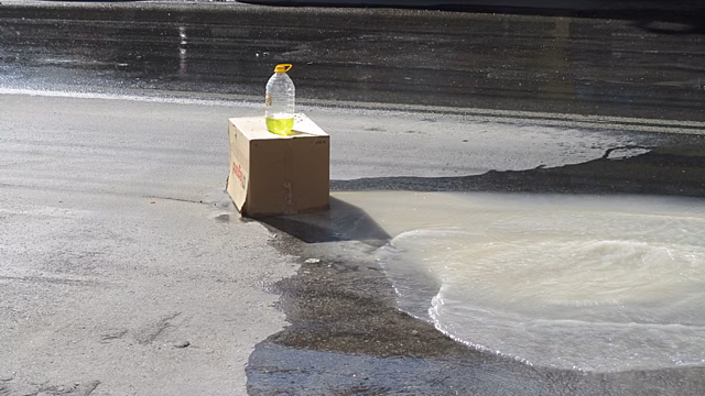На Чернышевского за двое суток коммунальщики не огородили опасную яму с водой