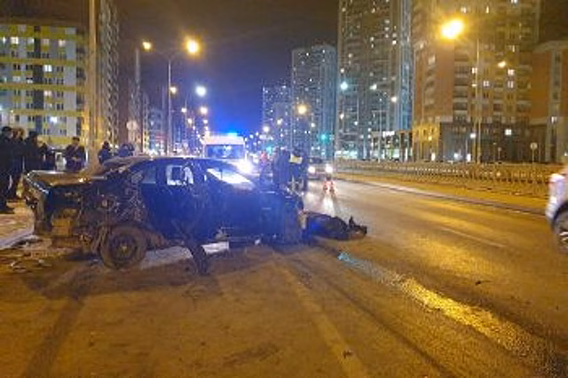 В Екатеринбурге после столкновения машины с ограждением погибла женщина