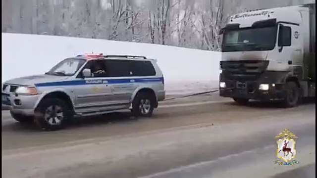Нижегородские полицейские помогли водителям большегрузов на заснеженной трассе