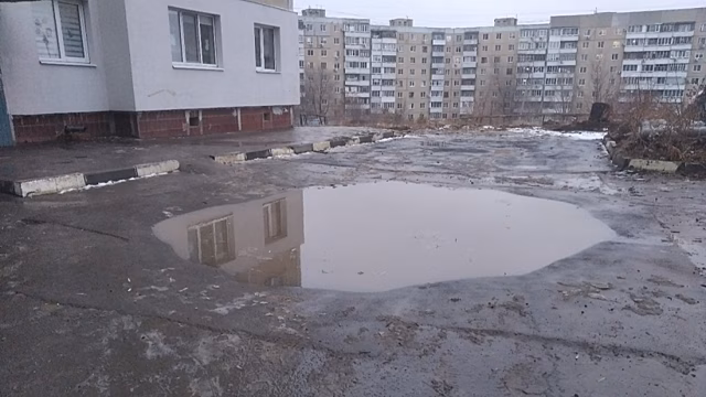 У дома на Батавина регулярно появляется яма, в которую «спокойно помещаются «Жигули»