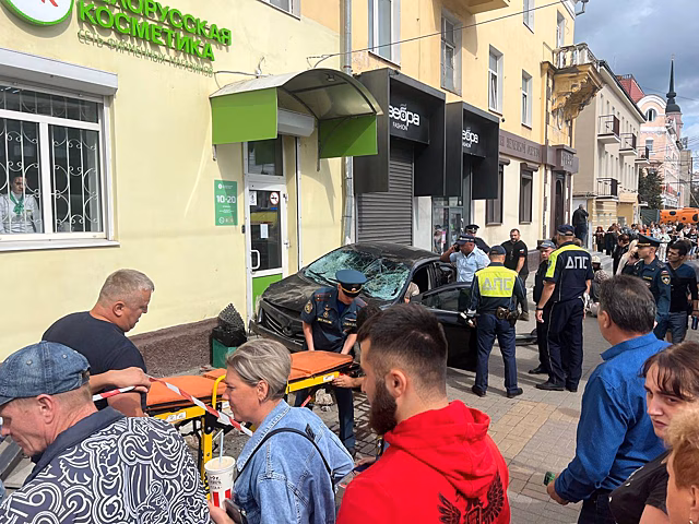 В Калуге водитель иномарки врезался в остановку и ранил 10 человек