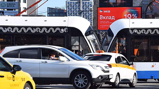 В Екатеринбурге иномарка на скорости влетела в автобусную остановку