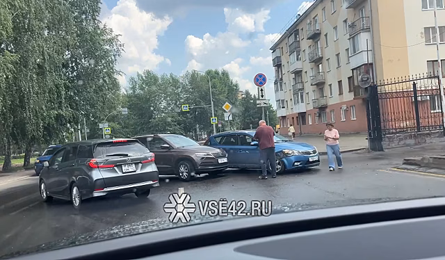 Иномарки столкнулись перед въездом в кузбасское ГУ МВД в Кемерове