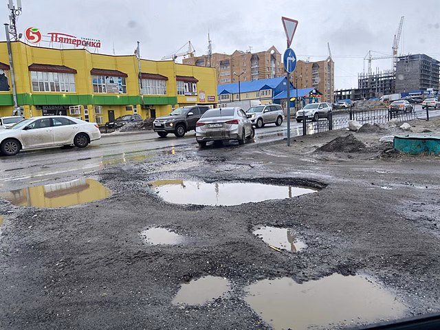 Жители Нового Уренгоя сравнили участок дороги с поверхностью Луны