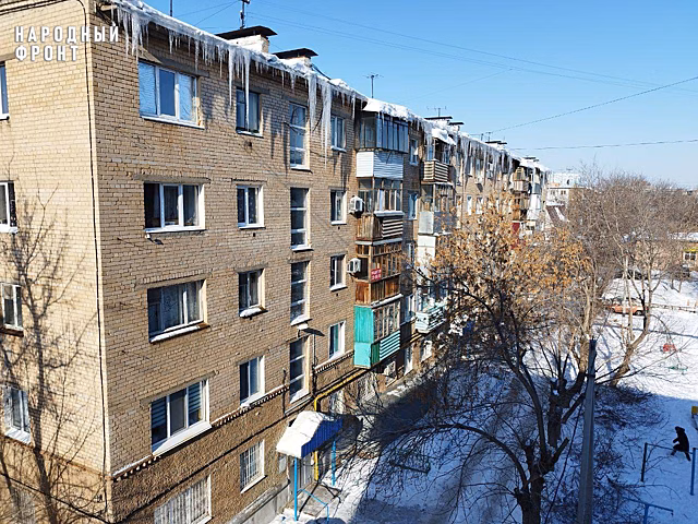 На крыше дома по ул. 60 Октября в Оренбурге образовались 3-метровые сосульки