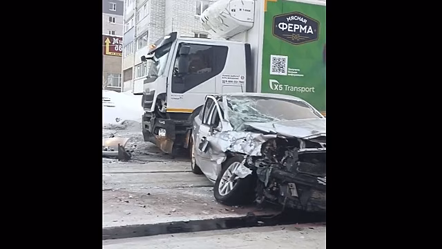 В Вологде мужчина не справился с управлением автомобилем и выехал на встречную полосу