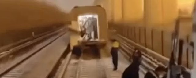 В метро Пекина пострадали 30 человек после расцепления вагонов состава во время движения