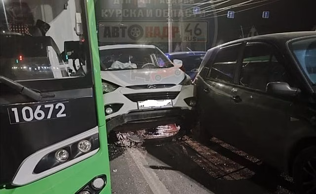 В Курске ночью на ул. 50 лет Октября произошло массовое ДТП с «Волгабасом»