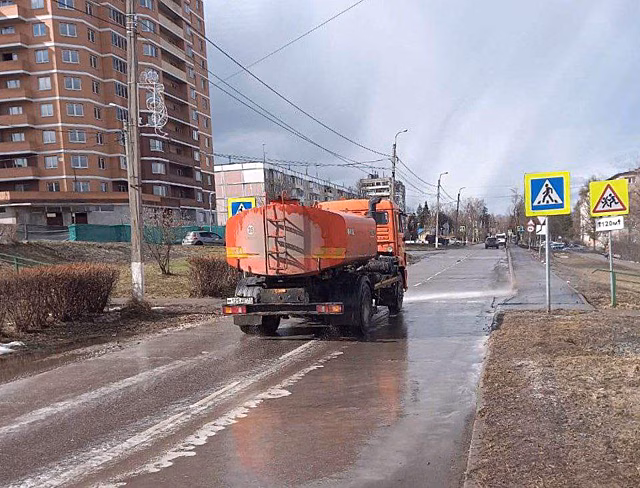 Промывку дорог провели в поселении Михайлово-Ярцевское