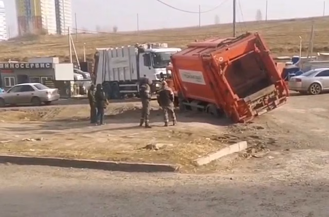 В Красноярске мусоровоз провалился в яму при выезде со двора