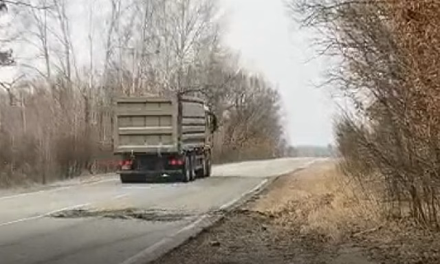 Выбоина на выбоине: амурские водители пожаловались на разбитую дорогу Благовещенск – Свободный