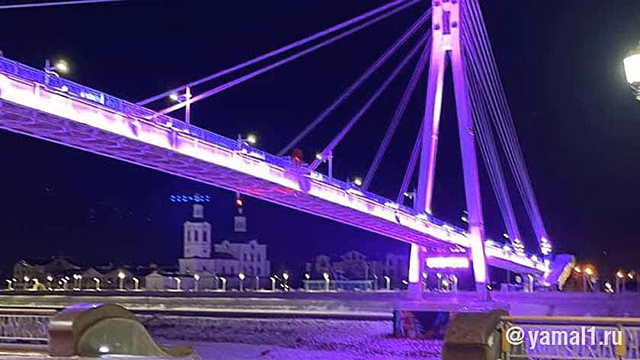 Девушка упала с Моста влюблённых в Тюмени