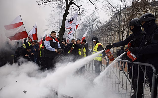 В Варшаве протестующие фермеры начали разбирать брусчатку и забрасывать полицию
