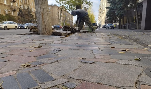 В Волгограде начали ремонтировать тротуар на улице Советской