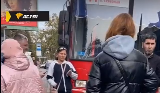 В Новосибирске поругались пассажиры попавших в ДТП автобуса и троллейбуса