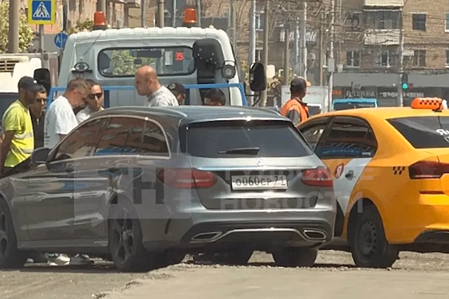 В Туле столкнулись Mercedes и такси