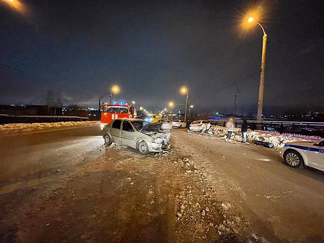 Три автомобиля столкнулись на путепроводе улицы Новоажимова в Ижевске