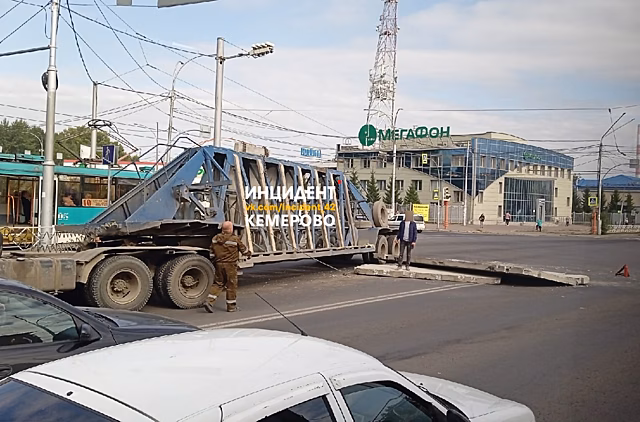 Пробка образовалась на кемеровском перекрестке из-за упавших с фуры бетонных плит