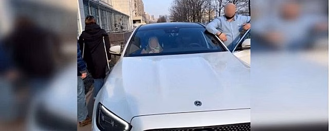 В Петербурге автохам на Mercedes катался по тротуару и раздавал советы «нищебродам»