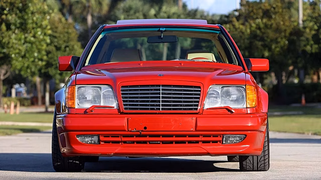 Сразу пару редких Mercedes-Benz W124 с тюнингом от AMG выставили на аукцион