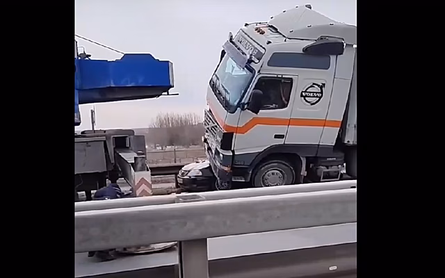 Полиция ищет очевидцев смертельного ДТП с фурой и легковушкой под Рязанью