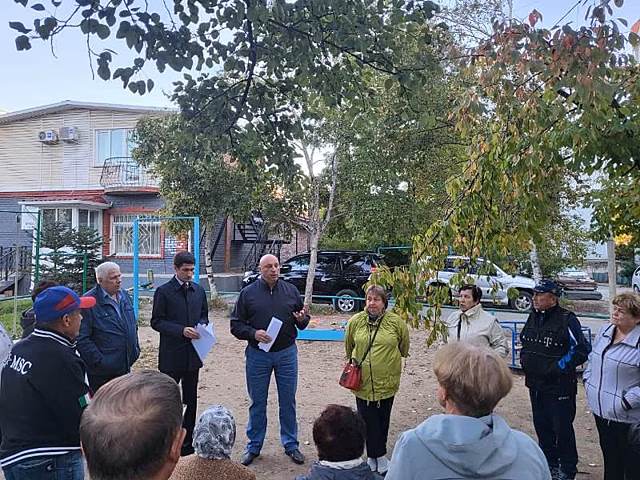 Депутат ЗС ПК помогает жителям Владивостока решить проблемы благоустройства и ЖКХ