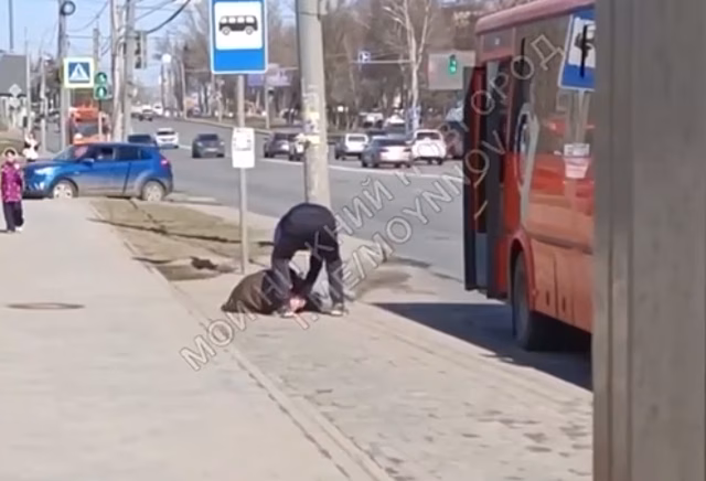Водитель новой нижегородской маршрутки вывел пассажира без сознания на улицу и уехал