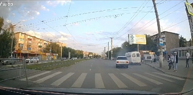 В Орске сбили 34-летнюю женщину, которая перебегала дорогу на красный цвет