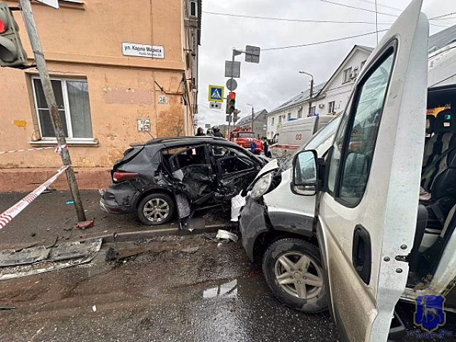 В Тольятти пенсионерка на Kia проскочила на красный и врезалась в автобус