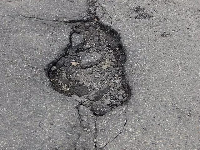 «Полигон для испытания подвесок»: кузбассовцы в ярости из-за разбитых дорог