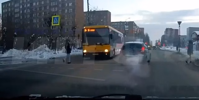Напротив ТРК «Петровский» в Ижевске автобус сбил девушку