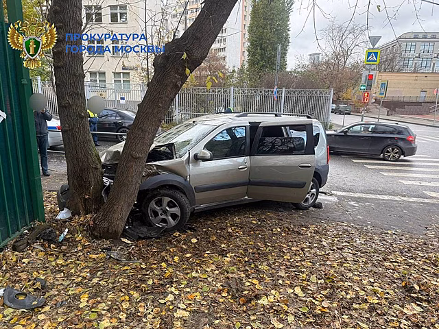 Подросток в Москве врезался в дерево из-за педалей в машине