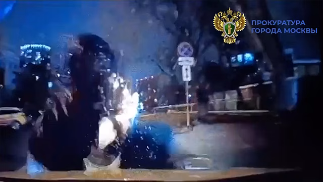 В Москве водитель сбил перебегавшую дорогу женщину с ребенком