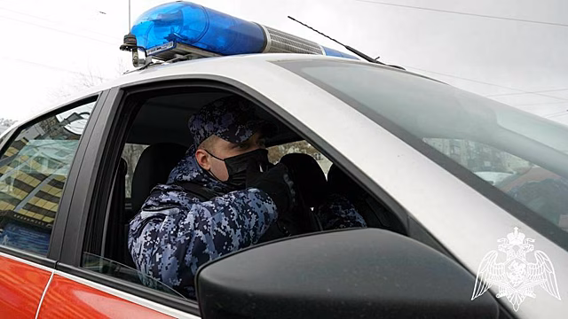 Росгвардейцы оказали помощь кировчанину, получившему травму во время прогулки с собакой