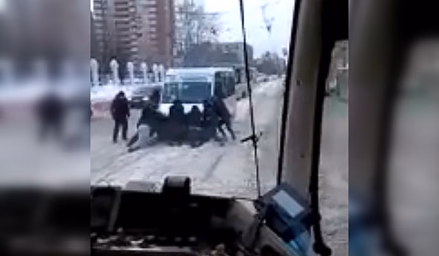 «Дайте ему леща!»: кадры толкающих маршрутку новосибирцев возмутили соцсети