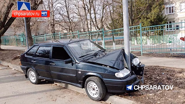 Нетрезвый водитель легковушки протаранил столб в Ленинском районе Саратова