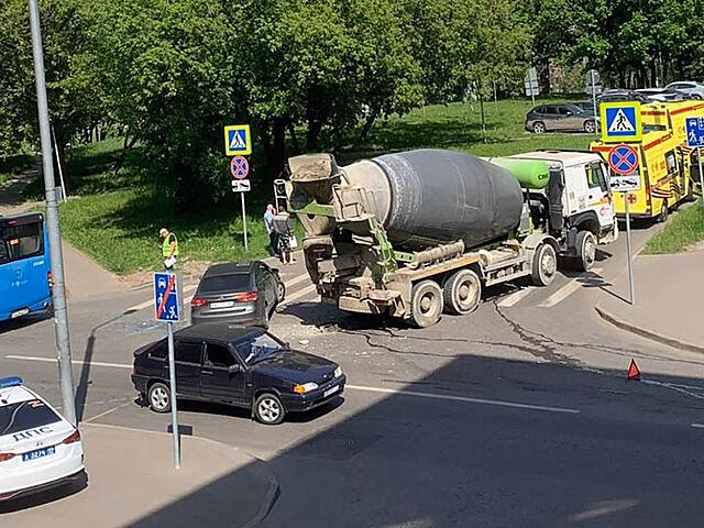 Агентство "Москва": автобус и бетономешалка столкнулись на западе столицы
