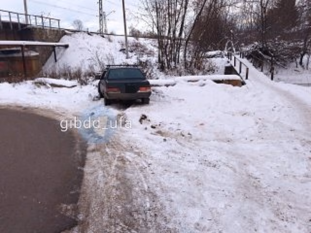 В Уфе ВАЗ врезался в бетонное ограждение: пострадал 10-летний пассажир