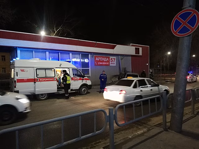 Юная автоледи в Международный женский день врезалась в магазин