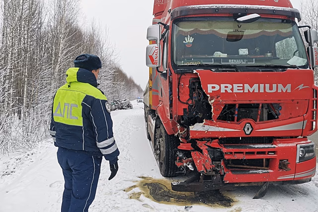Снегопад привел к десяткам аварий на дорогах Свердловской области