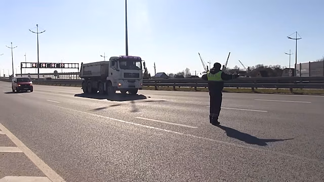 За сутки в Калининграде выявили 58 нарушителей, которые неправильно перевозили песок и другие сыпучие грузы